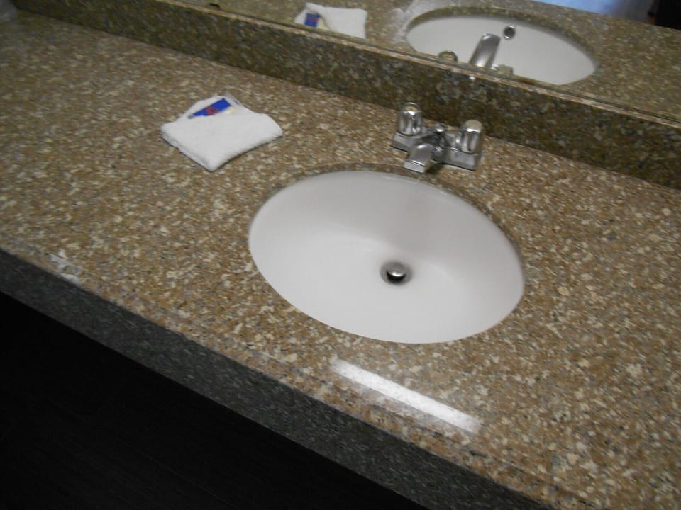 Combined shower/tub, towels