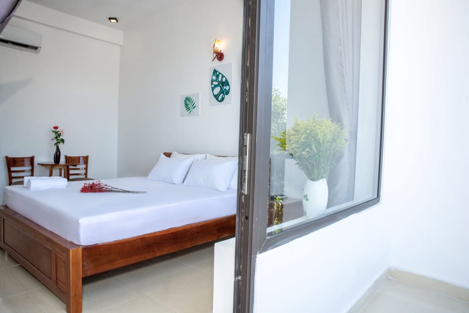 Deluxe Double Room, Balcony | Desk, soundproofing, iron/ironing board, free WiFi