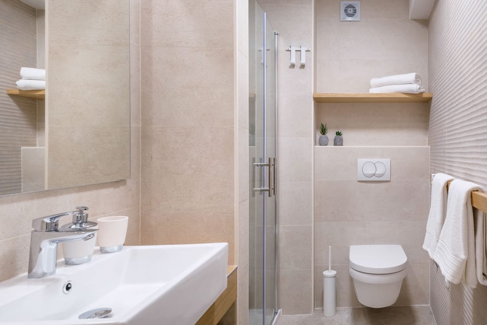 Junior Suite | Bathroom | Shower, free toiletries, hair dryer, slippers