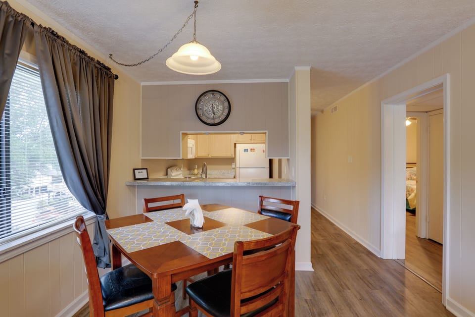Dining Area | Dishes & Flatware Provided