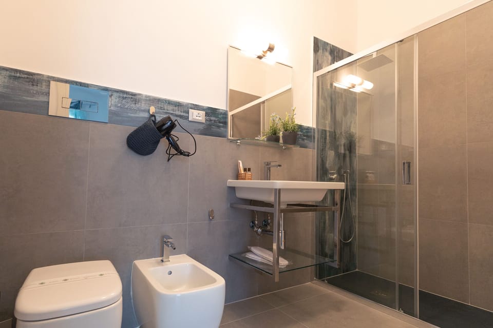 Double Room (Acqua) | Bathroom | Shower, rainfall showerhead, free toiletries, hair dryer