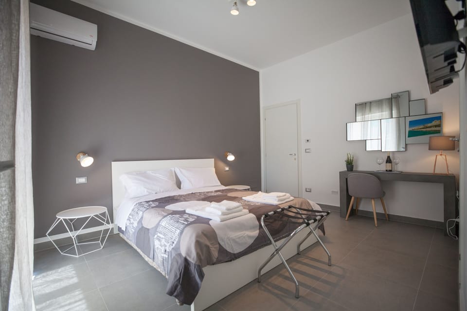 Double Room (Aria) | Hypo-allergenic bedding, down comforters, memory foam beds