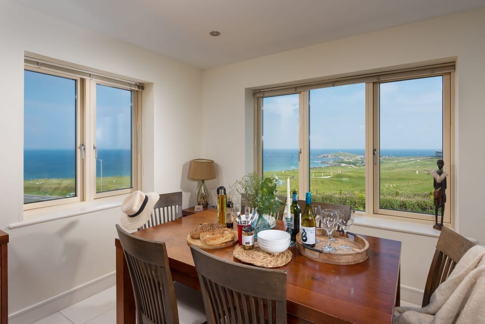 Dining area with dual aspect windows and views towards Fistral Beach - 5 The Vista