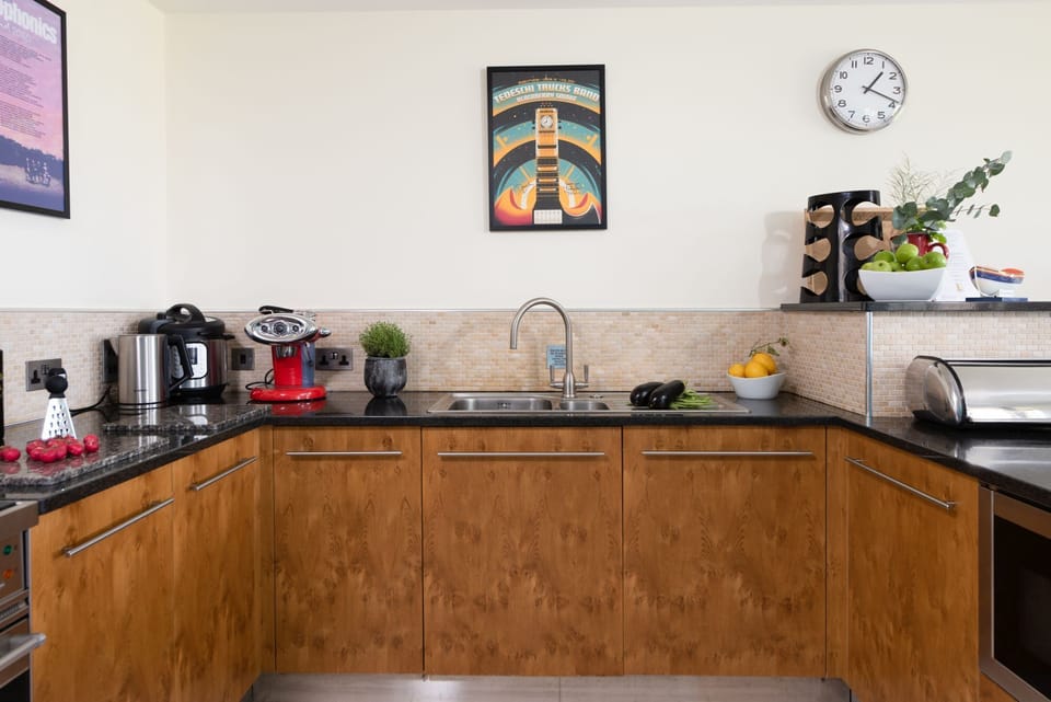 Kettle, toaster, coffee maker in kitchen - 5 The Vista