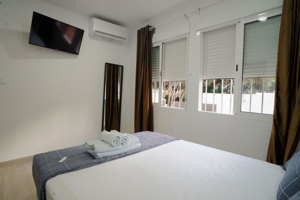 Standard Studio | Blackout drapes, iron/ironing board, free WiFi, bed sheets