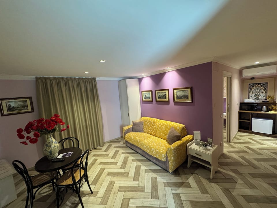 Comfort Room, 1 Double Bed with Sofa bed | Minibar, in-room safe, desk, blackout drapes