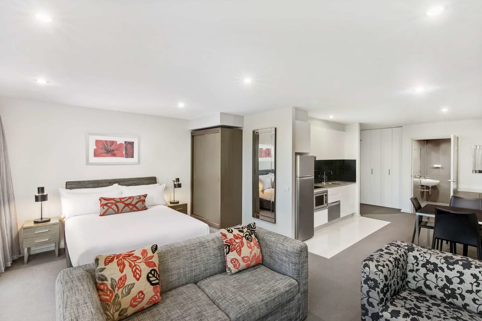 Premium bedding, in-room safe, desk, laptop workspace
