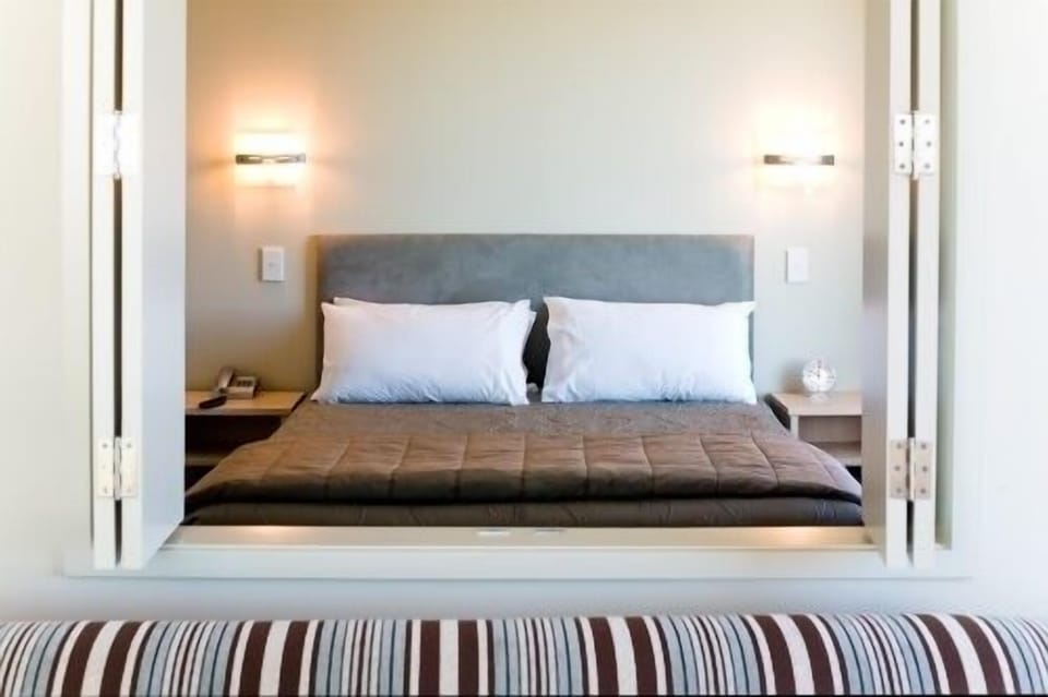 Premium Suite, 1 Bedroom | Premium bedding, minibar, desk, iron/ironing board