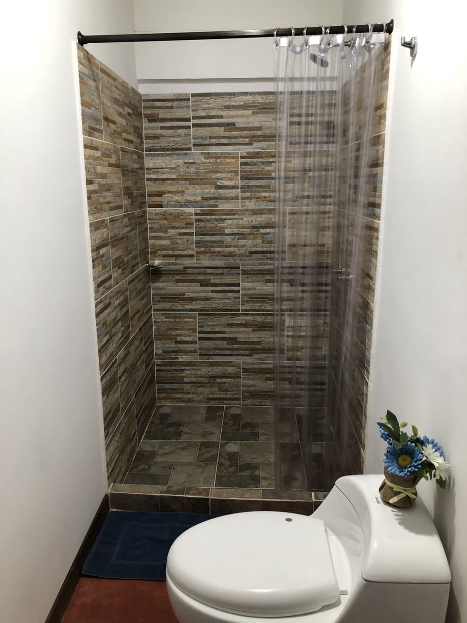 Comfort Room (H4) | Bathroom | Shower, towels
