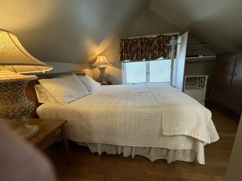Bedroom with Queen Bed.