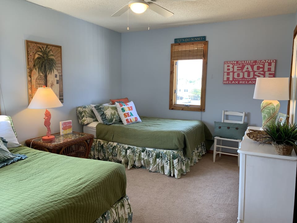 3rd bedroom with QUEEN and FULL sized beds. Shared full bathroom.