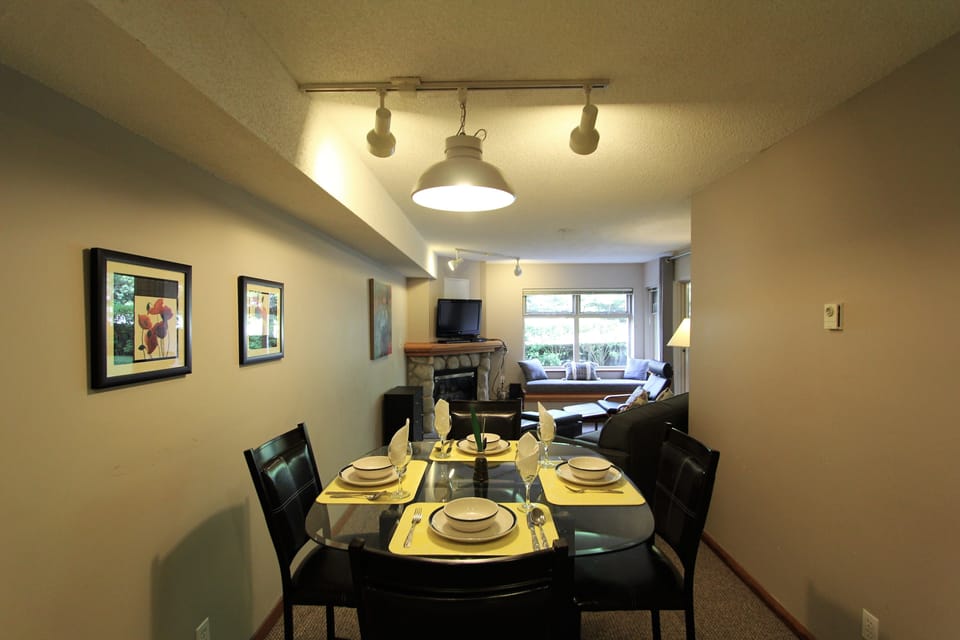 Standard Condo, 1 Bedroom, Ground Floor | In-room dining