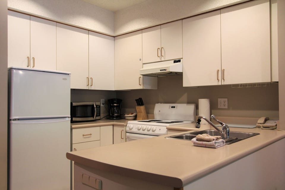 Standard Condo, 1 Bedroom, Ground Floor | Private kitchen | Full-size fridge, microwave, oven, stovetop