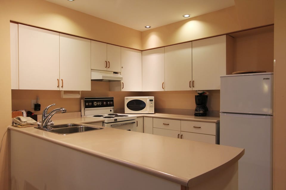 Superior Condo, 1 Bedroom, 2 Bathrooms | Private kitchen | Full-size fridge, microwave, oven, stovetop