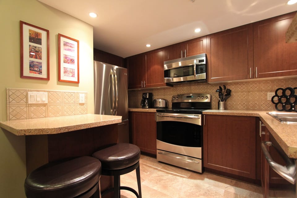 Signature Condo, 3 Bedrooms, Hot Tub | Private kitchen | Full-size fridge, microwave, oven, stovetop