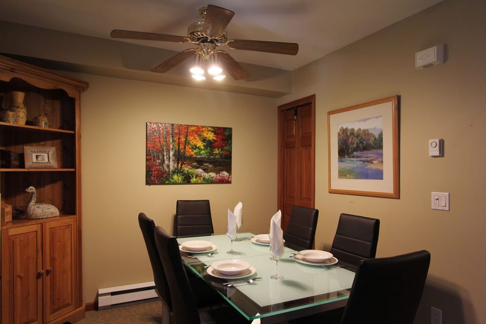 Signature Condo, 3 Bedrooms, Hot Tub | In-room dining