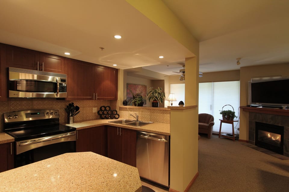 Signature Condo, 3 Bedrooms, Hot Tub | Private kitchen | Full-size fridge, microwave, oven, stovetop