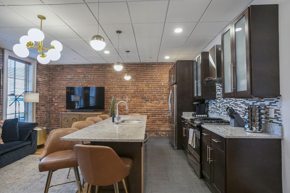 - Kitchen with modern appliances and large island great for cooking together - Brick wall style adds an inviting Nashville feel to the shared space - Perfect for families and groups looking for comfort and convenience