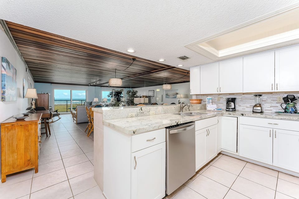 Get ready to unleash your inner chef! Whether you're dreaming of a fancy 4-course meal or craving some picnic sandwiches, our fully-equipped kitchen has all the tools and goodies you need to whip up deliciousness!
