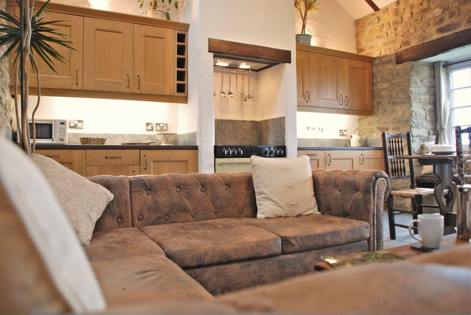 Fully equipped Farmhouse kitchen with Range Cooker and integrated appliances