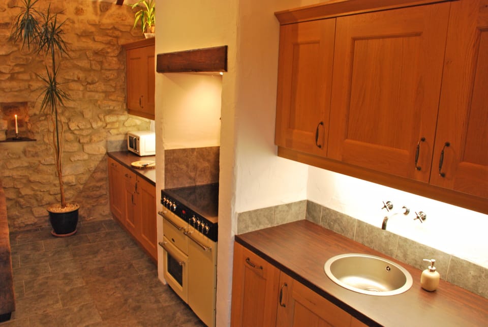 Kitchen area with range cooker