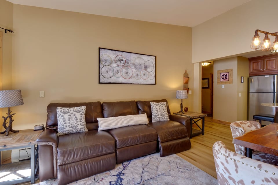 Living Room | Gas Fireplace | Flat-Screen TV