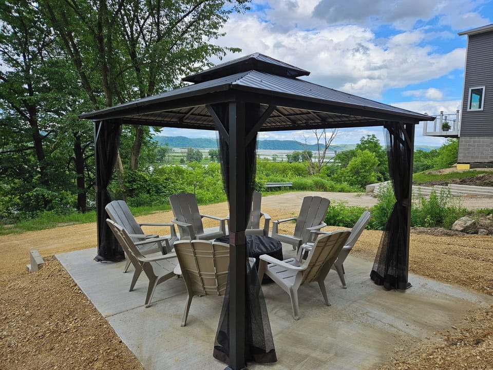 Patio overlooks the Mississippi River