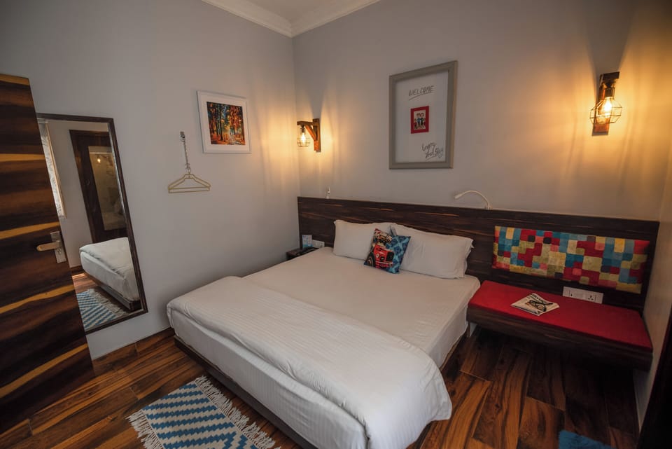 Standard Studio, 1 King Bed, Non Smoking | Premium bedding, down comforters, in-room safe, individually decorated