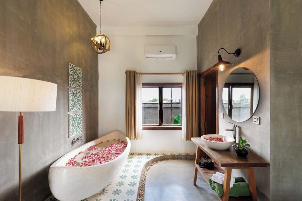 Honeymoon Room | Premium bedding, minibar, in-room safe, individually decorated
