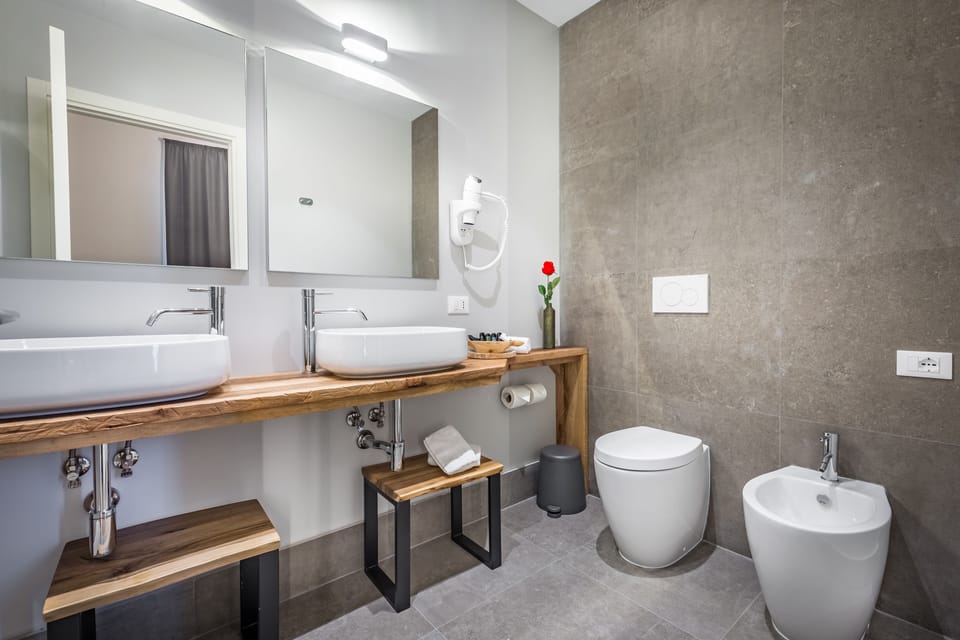 Junior Suite, City View (Duomo) | Bathroom | Shower, rainfall showerhead, free toiletries, hair dryer