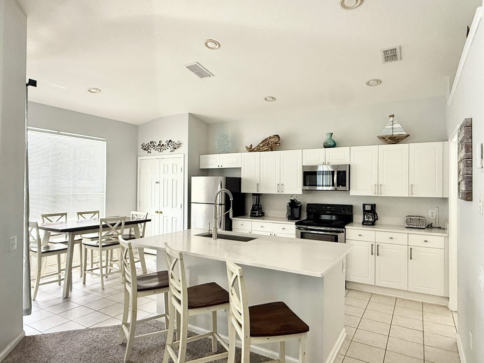 Large modern kitchen and eat in area