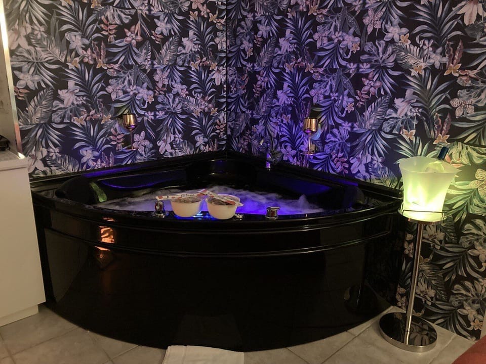 Deluxe Double or Twin Room, Hot Tub (for 2 people) | Hypo-allergenic bedding, down comforters, in-room safe, free WiFi
