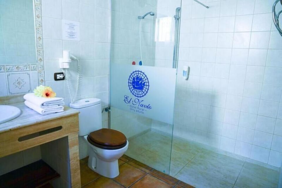 Shower, rainfall showerhead, free toiletries, hair dryer