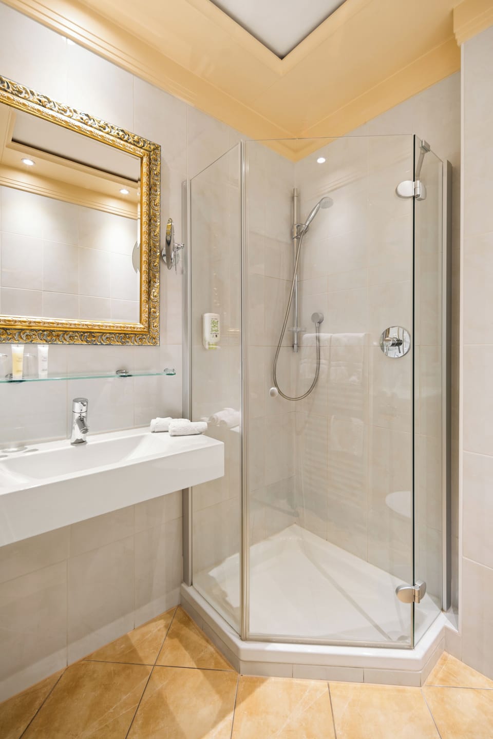 Basic Double Room | Bathroom | Free toiletries, hair dryer, towels