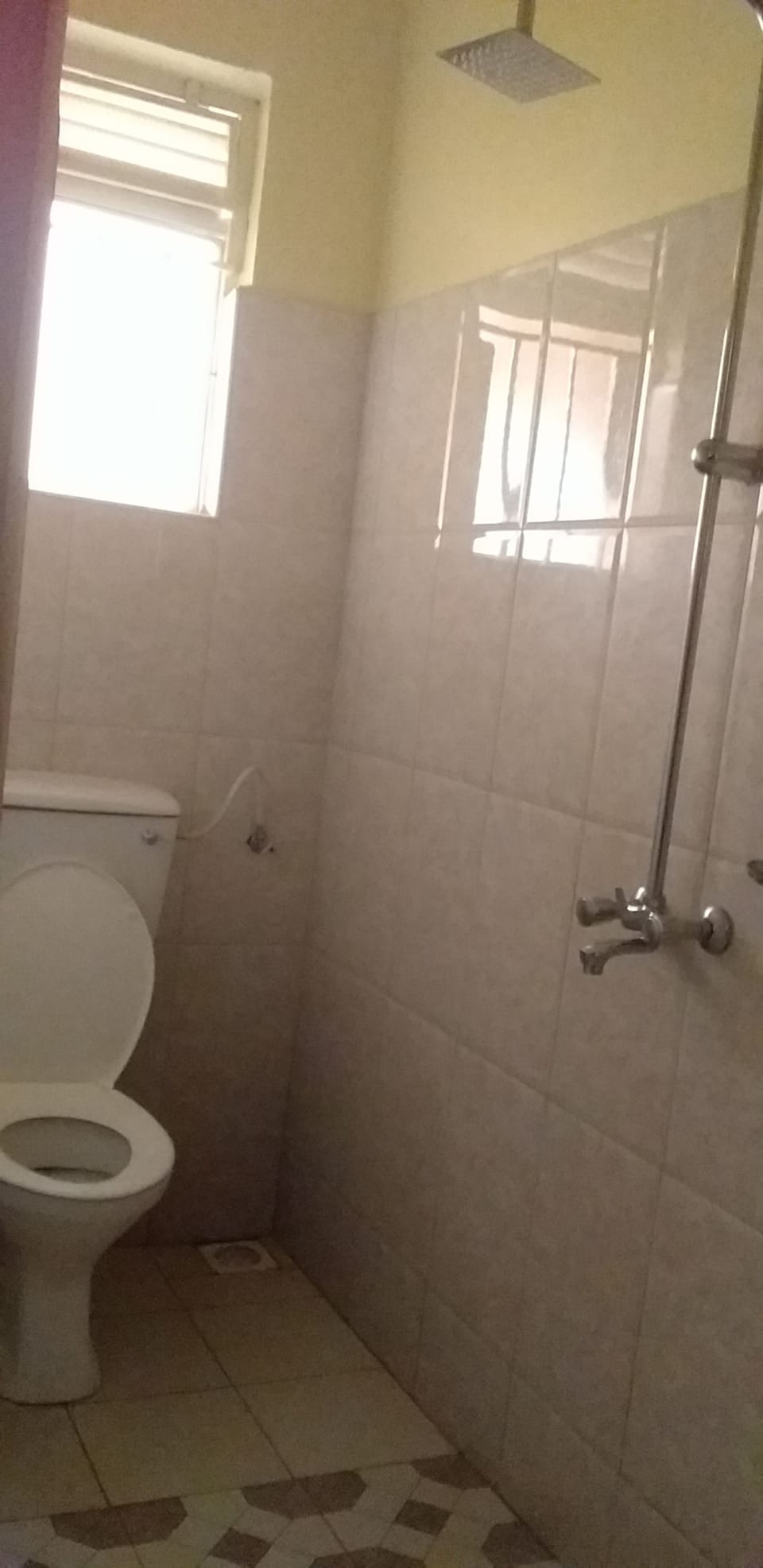 Shower, rainfall showerhead, free toiletries, slippers