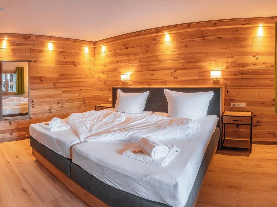 Double Room, 1 Queen Bed, Non Smoking, Balcony | Individually decorated, individually furnished, WiFi, bed sheets