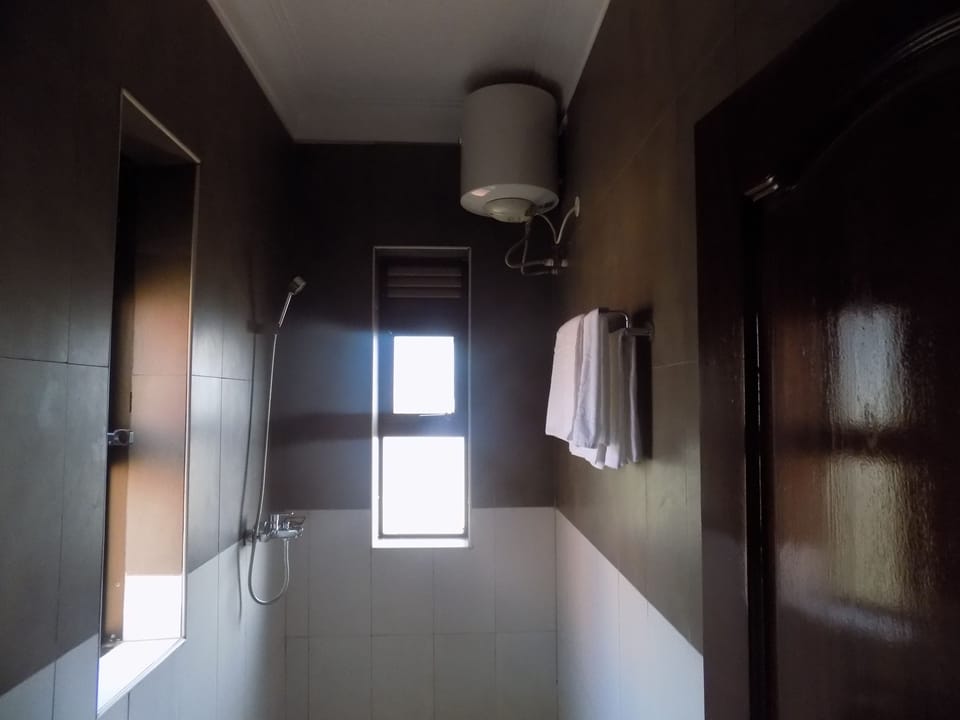 Shower, rainfall showerhead, free toiletries, slippers