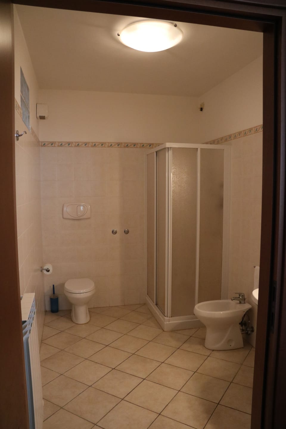 Classic Double Room | Bathroom | Shower, rainfall showerhead, free toiletries, hair dryer