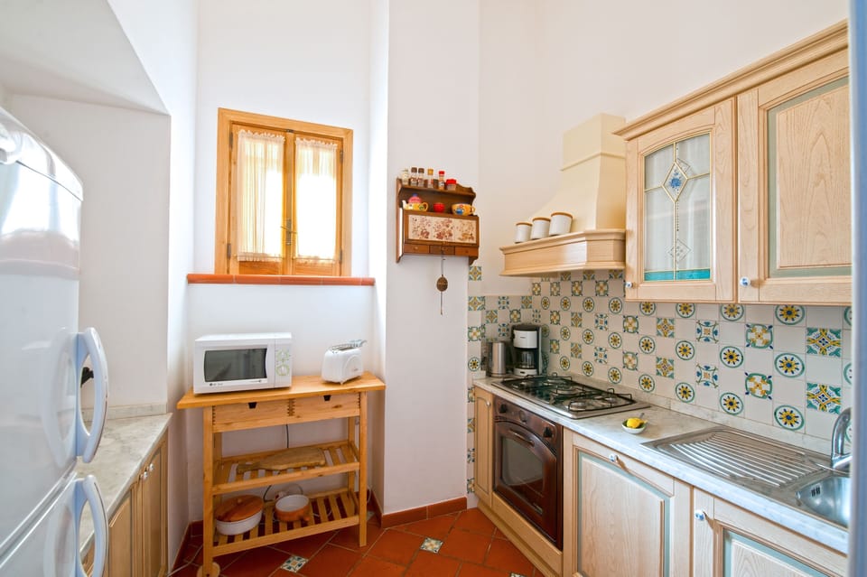 Apartment, 3 Bedrooms | Private kitchen | Full-size fridge, microwave, oven, stovetop