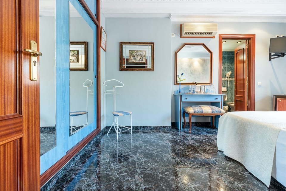 Junior Suite | Desk, iron/ironing board, free WiFi, bed sheets
