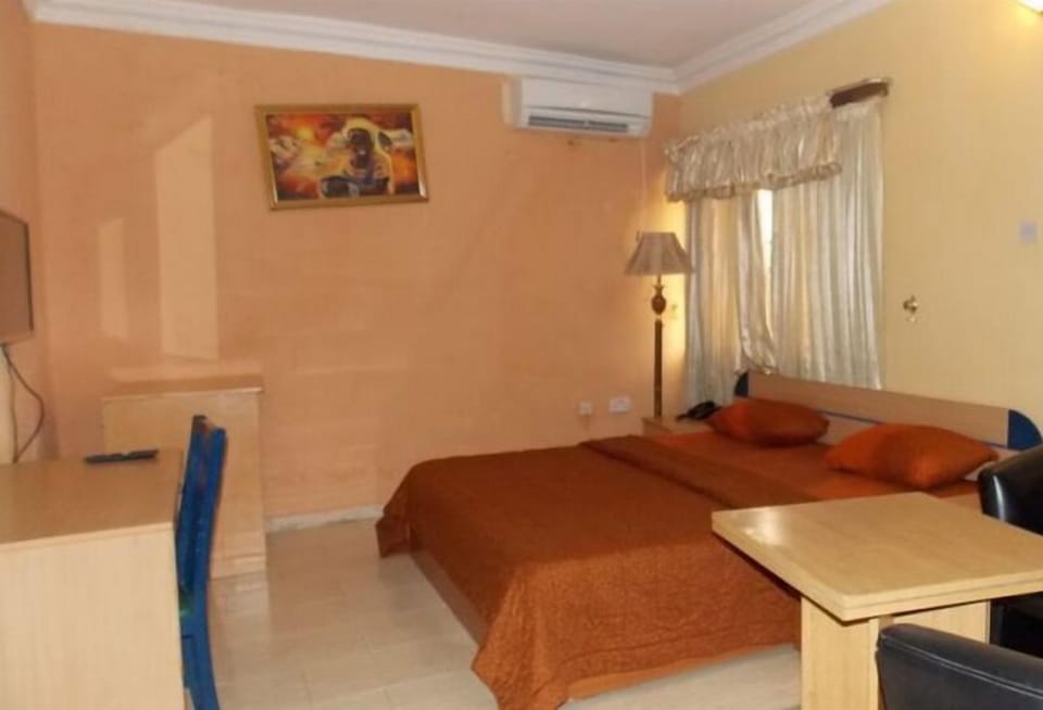 Premium Room | Minibar, individually decorated, individually furnished, desk
