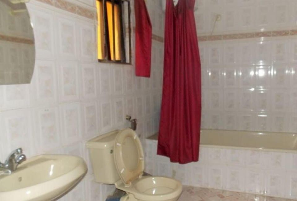 Premium Room | Bathroom | Shower, towels