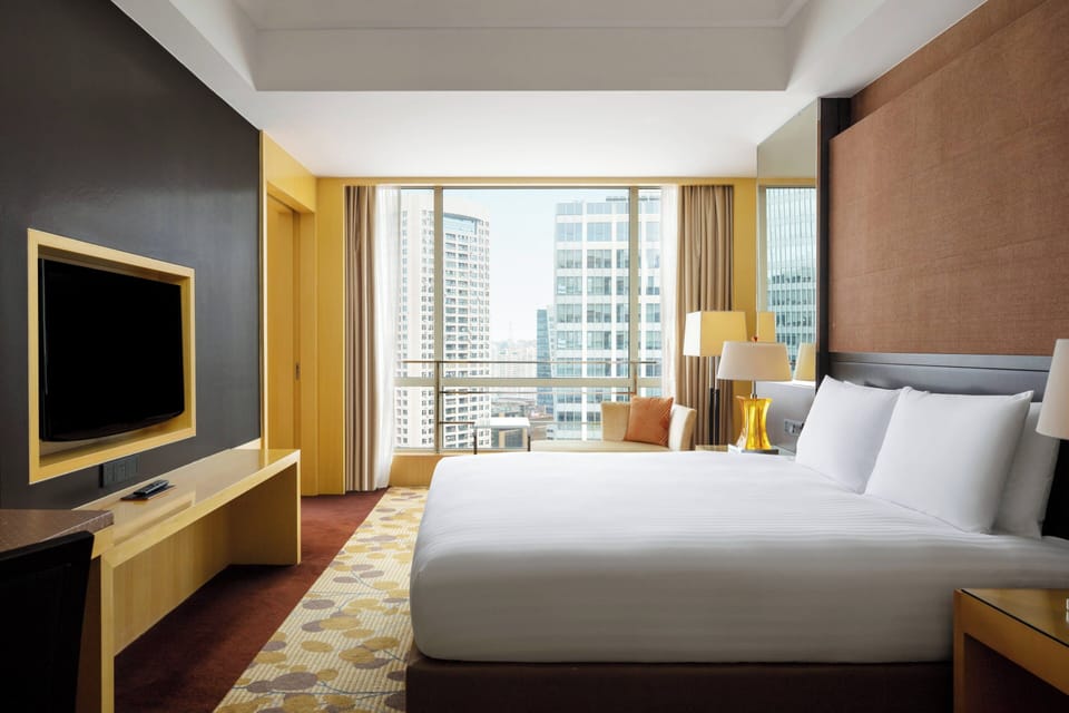 Executive Suite, 1 Bedroom | Premium bedding, free minibar items, in-room safe, desk
