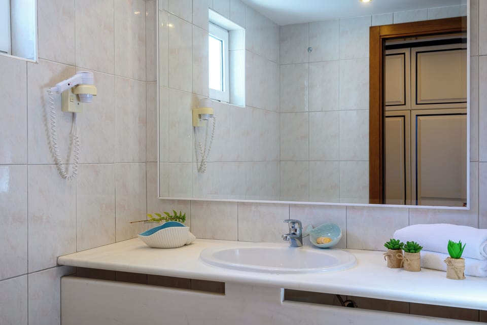 Bungalow, Sea View | Bathroom | Combined shower/tub, free toiletries, hair dryer, towels