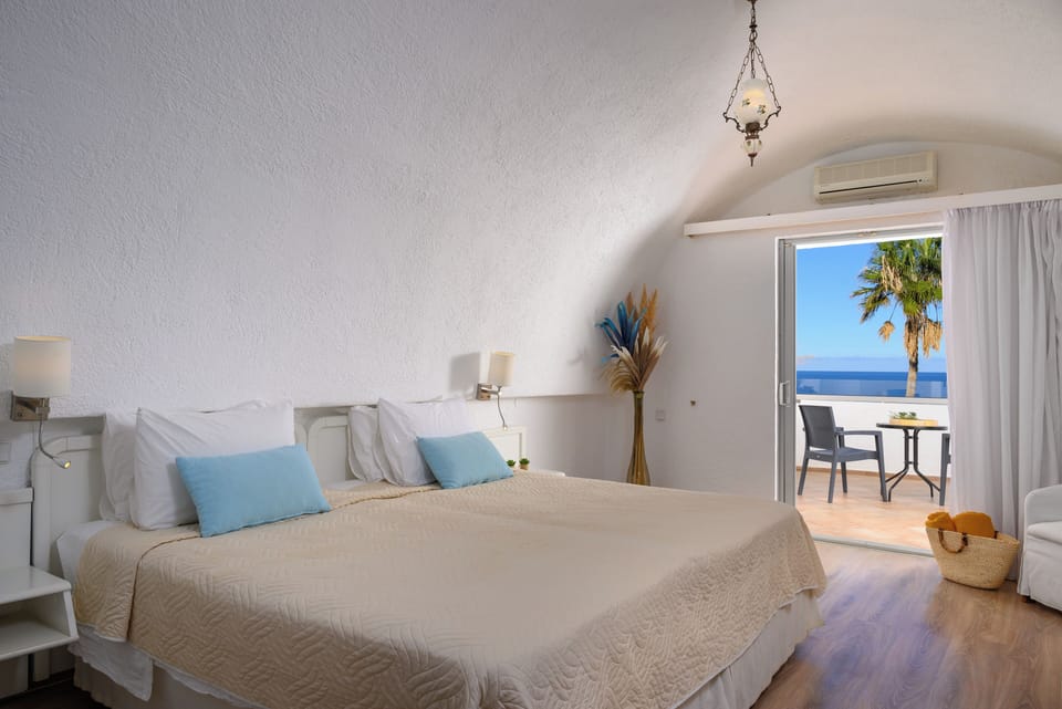 Standard Room, Sea View | Minibar, free cribs/infant beds, bed sheets