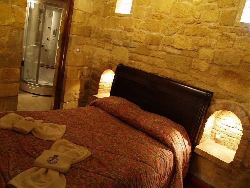 In-room safe, desk, soundproofing, iron/ironing board (on request)
