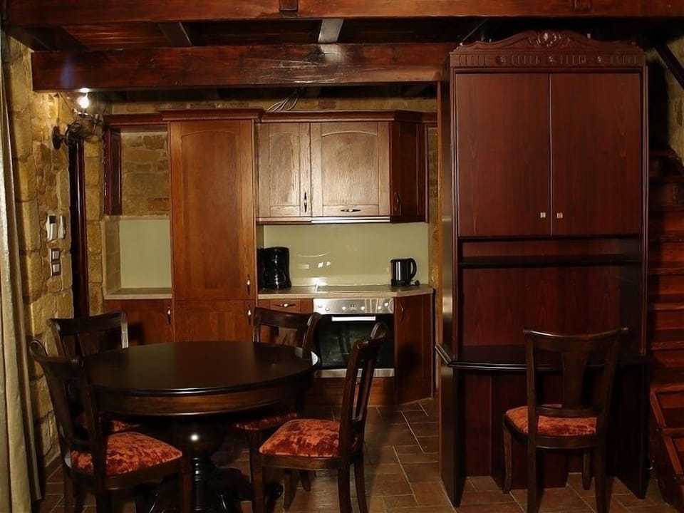 Coffee/tea maker, full-size fridge, dishwasher, electric kettle
