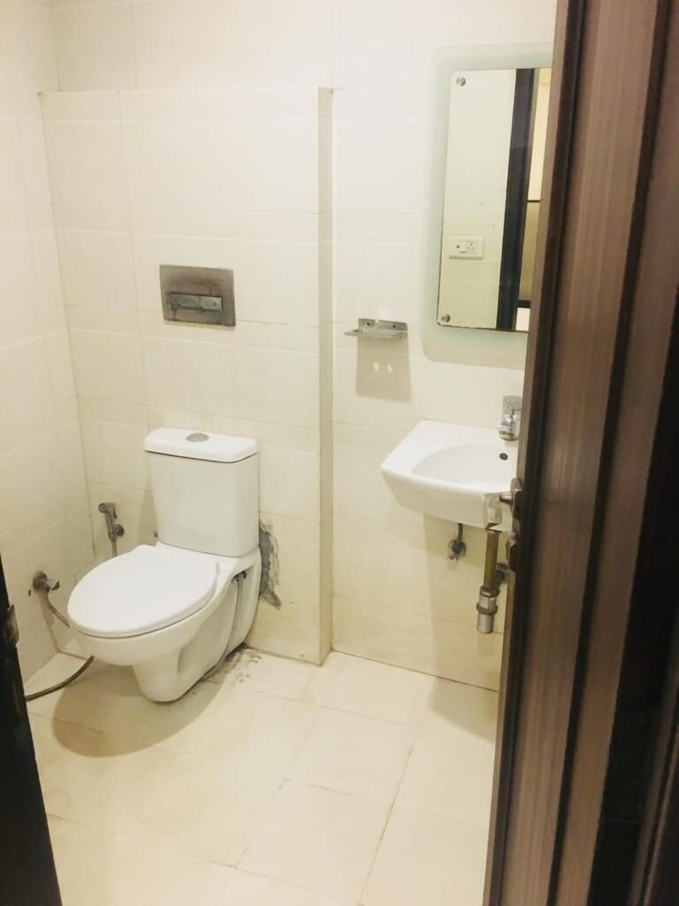 Deluxe Double Room | Bathroom | Shower, free toiletries