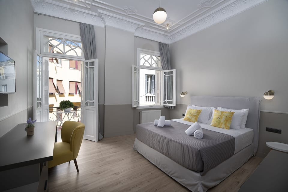 Executive Suite, Balcony | Premium bedding, minibar, in-room safe, desk