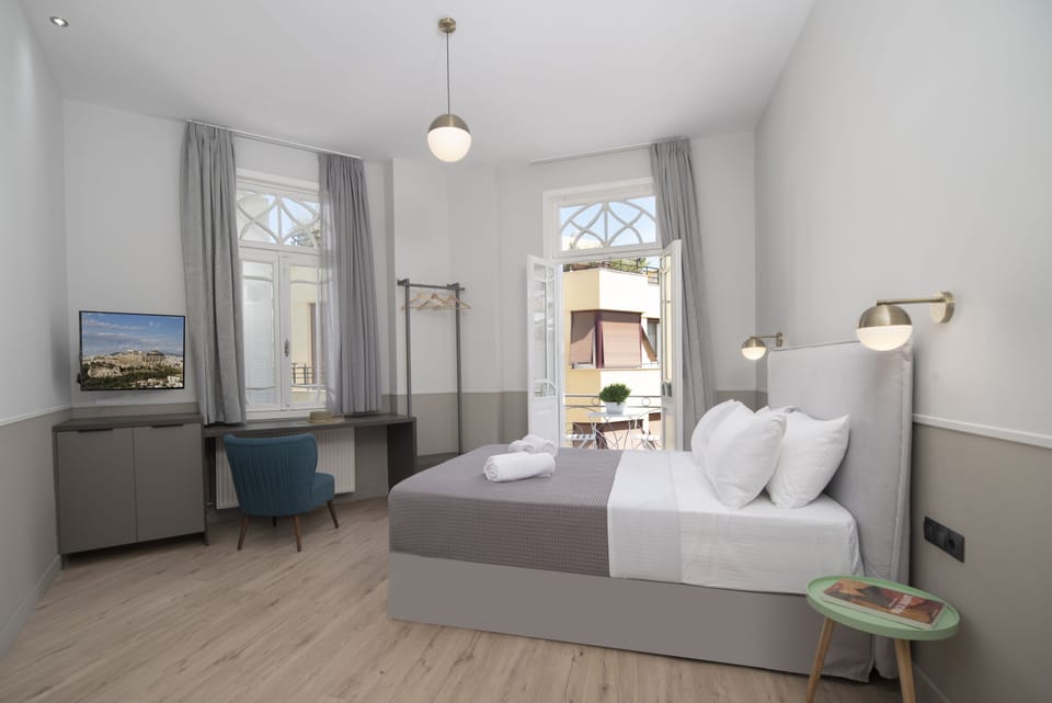Executive Suite, Balcony | Premium bedding, minibar, in-room safe, desk